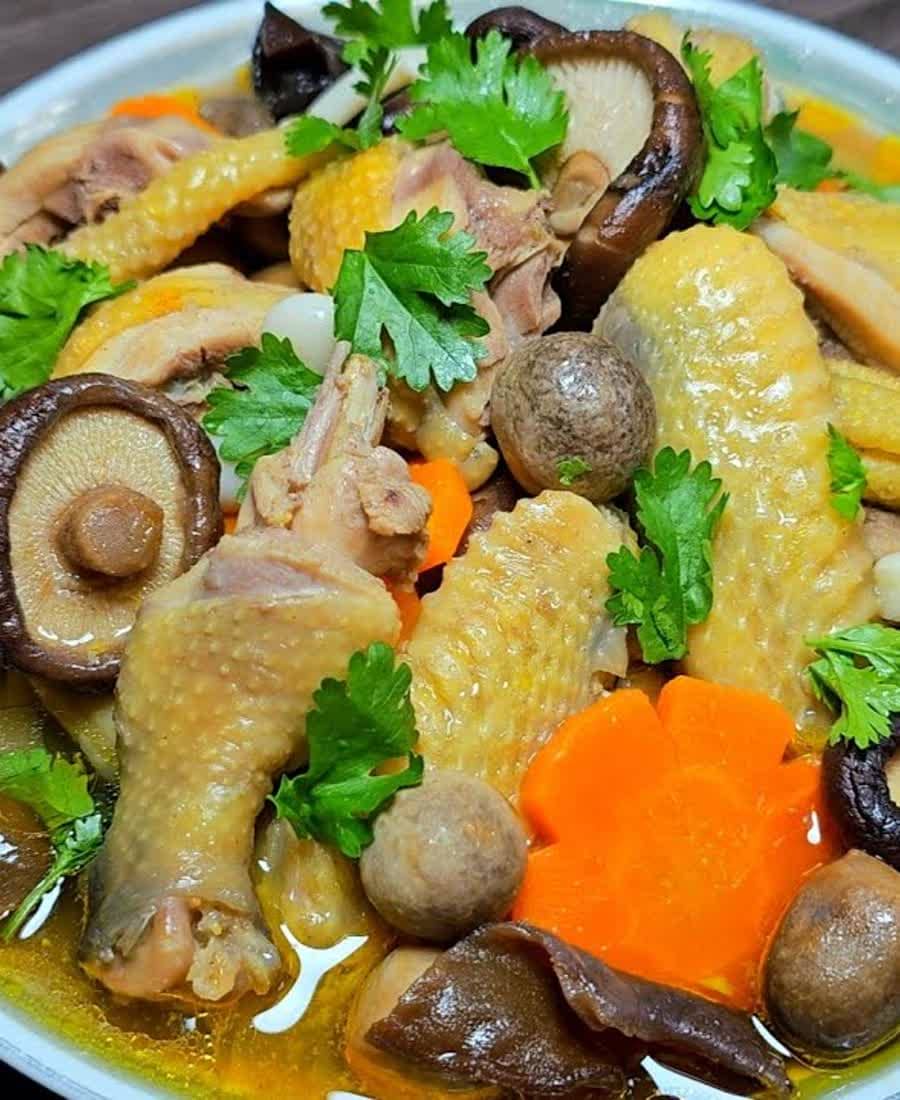 Lẩu gà vương quốc nấm